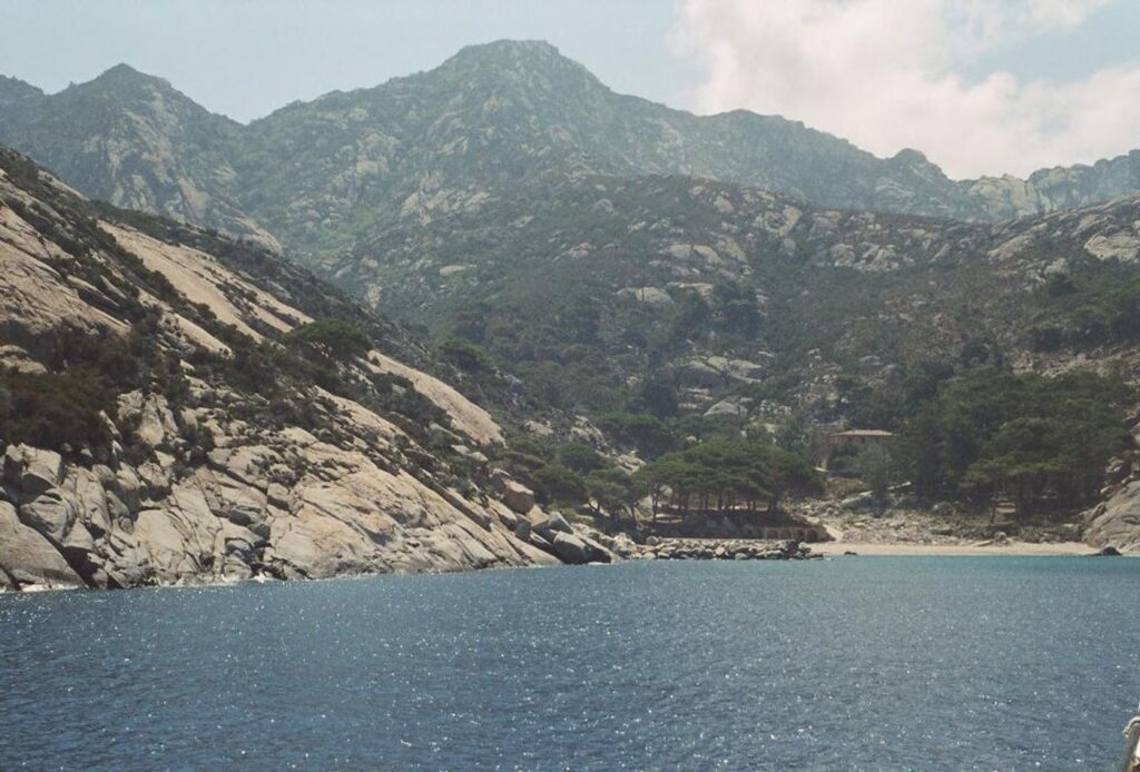 Il mare di Lipari con vento: come scegliere la costa — Plage de corail de Claigan (Skye, Ecosse)