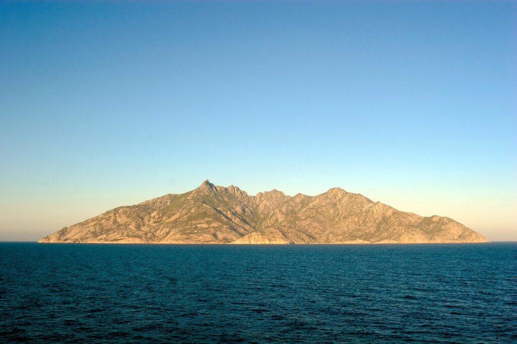 Tramonti sul mare a Lipari: punti panoramici e spiagge — Plage de corail de Claigan (Skye, Ecosse)