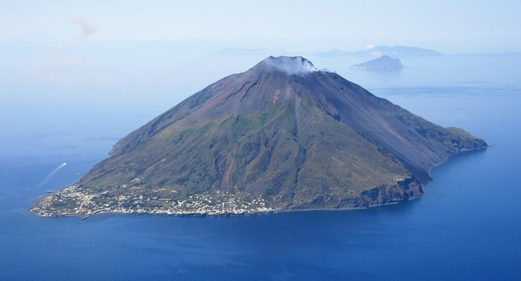 Dove mangiare a Lipari: come scegliere il locale giusto — Aerial image of Stromboli (view from the northeast); to the right, the Sciara del Fuoco located in the northwestern part of the island can b