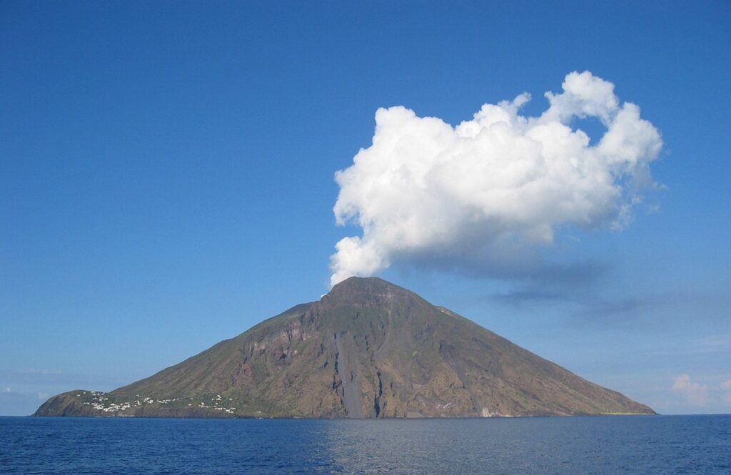 Monte Chirica e le alture di Lipari — Sunset with Scoglio delle Sirene, Island of Vulcano, Sicily, Italy