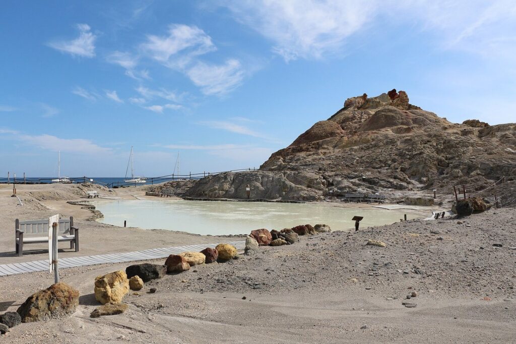 I venti delle Eolie e il loro effetto sul paesaggio — Thermal mud of Vulcano Island, Sicily, Italy