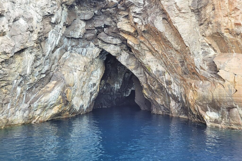 Geologia delle coste di Lipari tra falesie e calette — Coasts of Vulcano Island, Sicily, Italy
