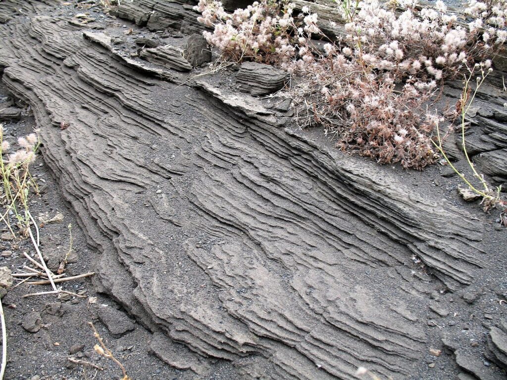 Stromboli da Lipari: come organizzare l’escursione — Volcanic rocks and minerals of Vulcano Island, Aeolian Islands, Italy. Fumarola in the crater of the volcano.