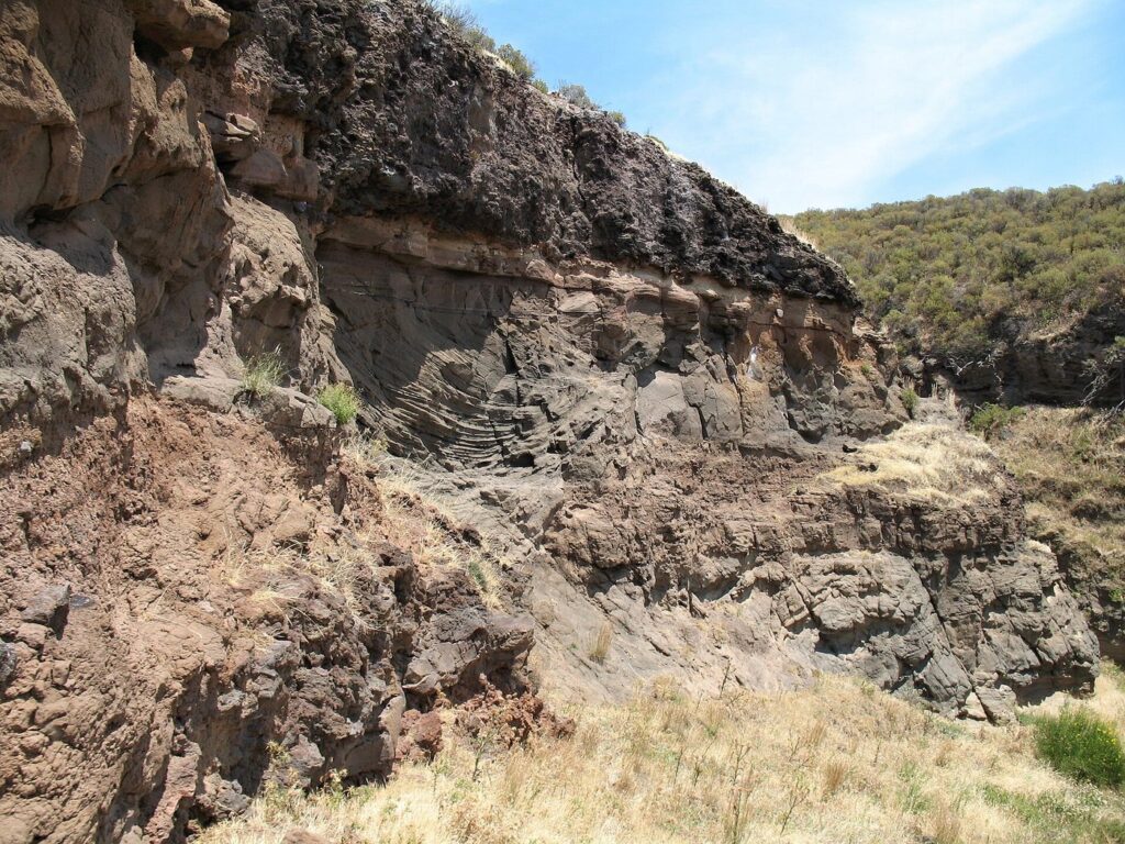 Tour delle Eolie in barca con partenza da Lipari — Volcanic rocks and minerals of Vulcano Island, Aeolian Islands, Italy.