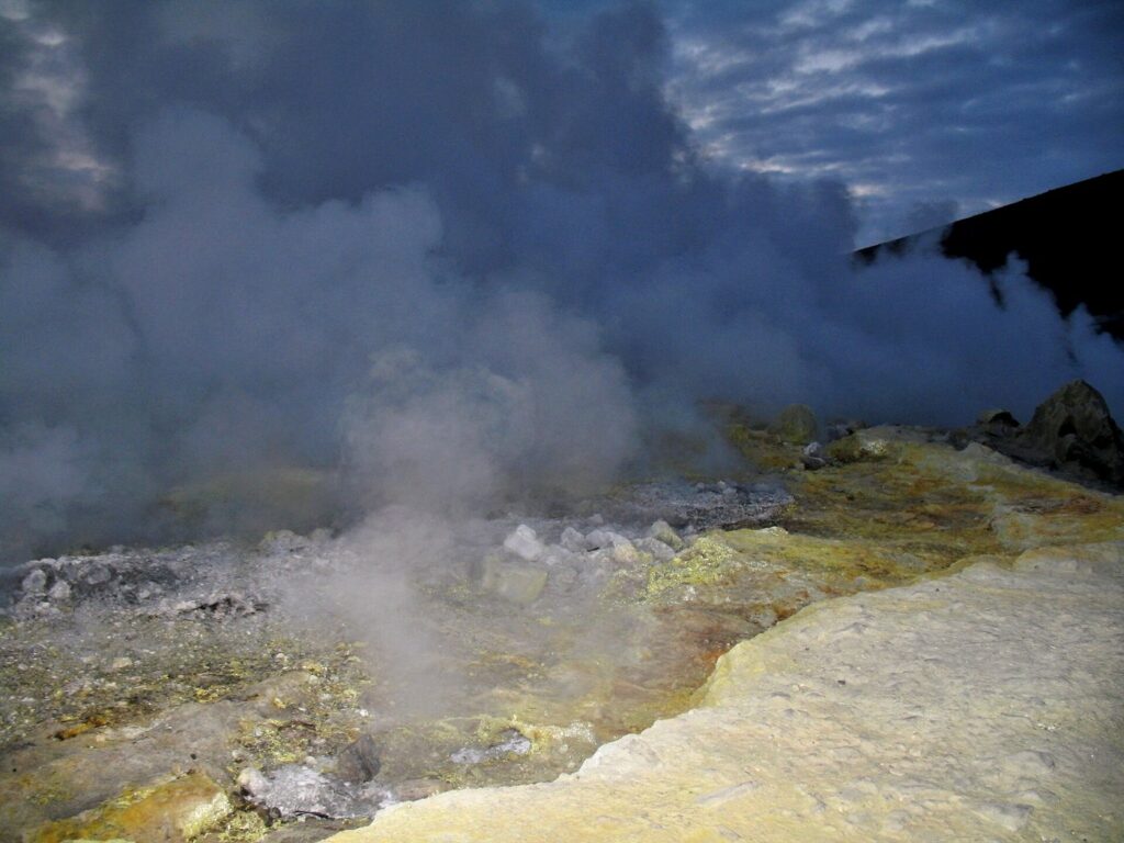 Come combinare Lipari e Salina nello stesso viaggio — Volcanic rocks and minerals of Vulcano Island, Aeolian Islands, Italy.