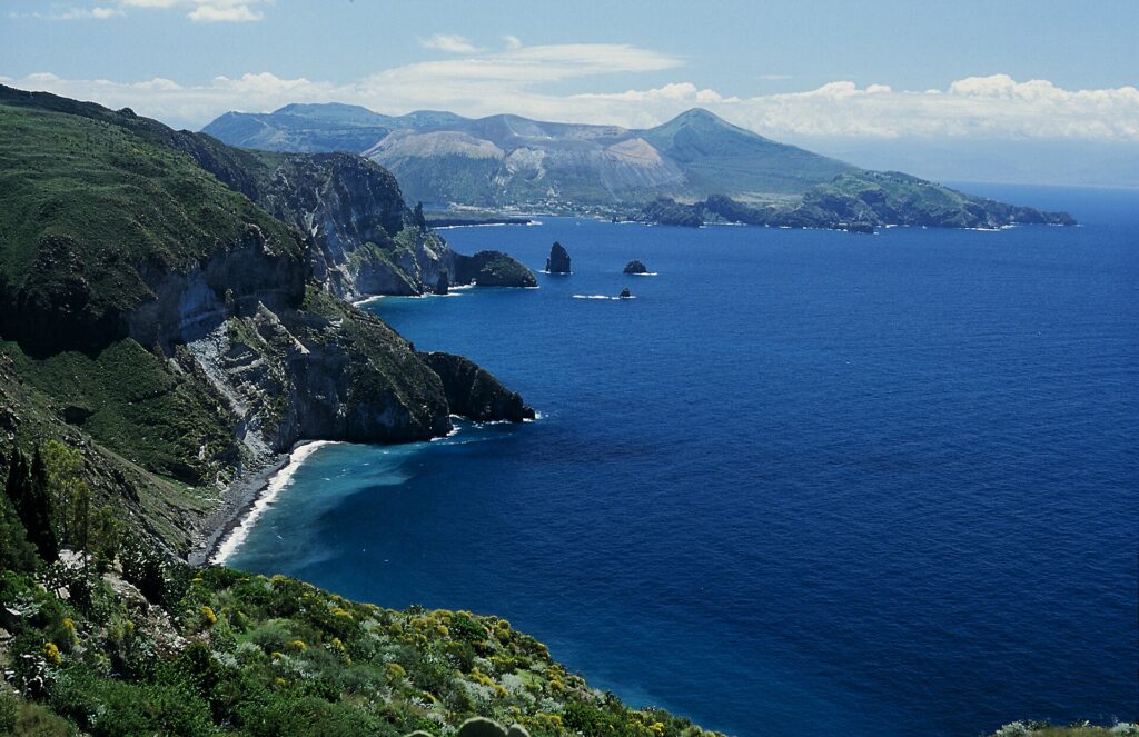 Lipari in autunno: clima e idee di viaggio — Von Quatrocchi Richtung Südsüdost, im Hintergrund liegt die Nachbarinsel Vulcano mit dem Gran Cratere.