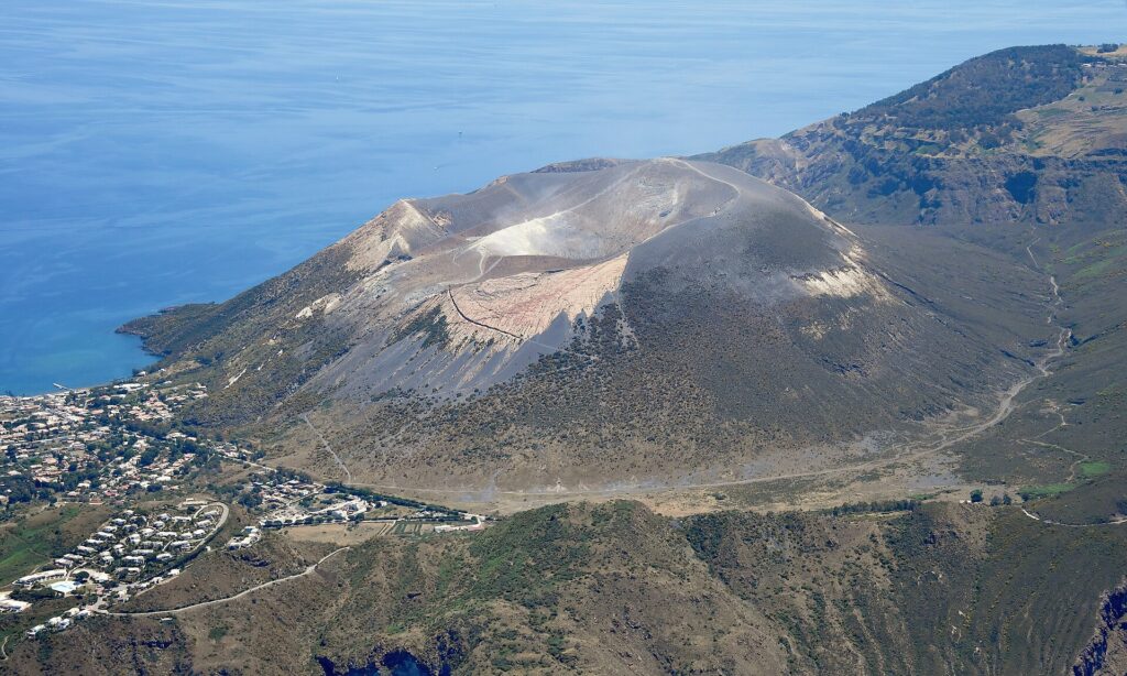 Lipari in estate: consigli per pianificare bene — Aerial image of the La Fossa crater (Vulcano)