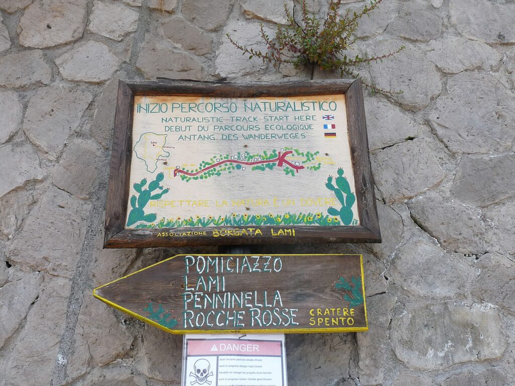Lipari in barca: tappe lungo la costa — Lipari (Sicile) : Sentier de randonnée au départ de Lami, permettant de rallier Canneto et Lipari.