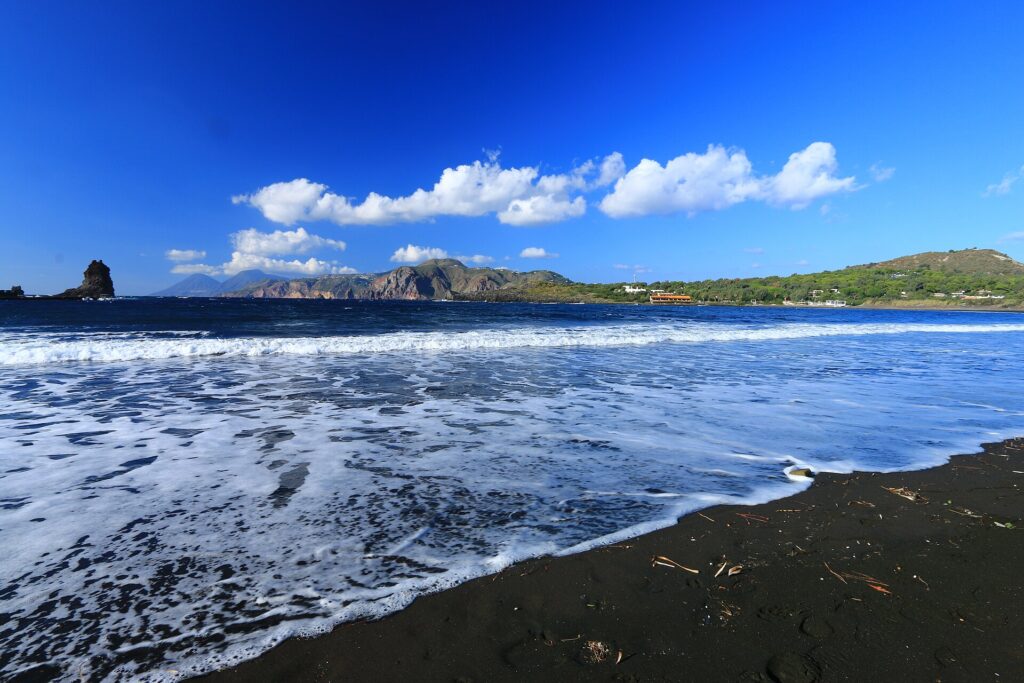 Dormire ad Acquacalda per una vacanza tranquilla — Vulcano island (Sicily, Italy) - Beach and view of the Eolian islands