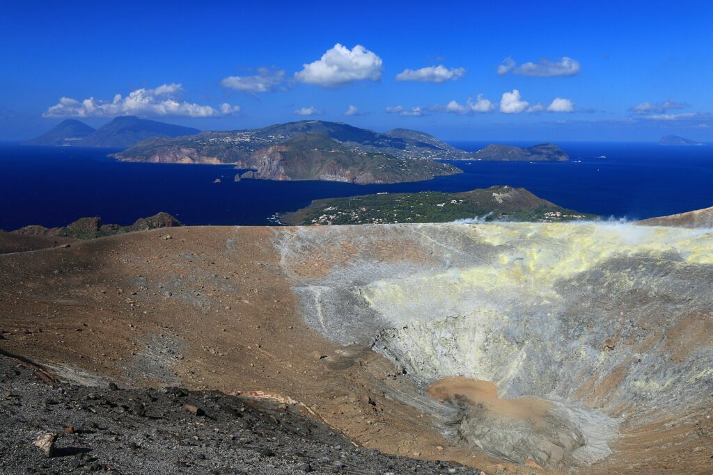 Dormire nel centro di Lipari: vantaggi e limiti — Vulcano island (Sicily, Italy) - Main crater and the Eolian islands in the background