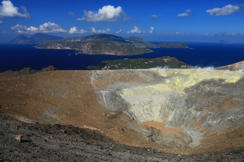 Dove dormire a Lipari senza noleggiare un mezzo — Vulcano island (Sicily, Italy) - Main crater and the Eolian islands in the background
