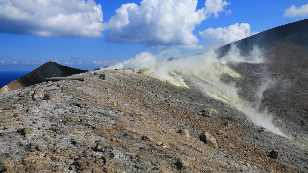 Capperi delle Eolie: storia, raccolta e uso in cucina — Vulcano island (Sicily, Italy) - Crater's edge