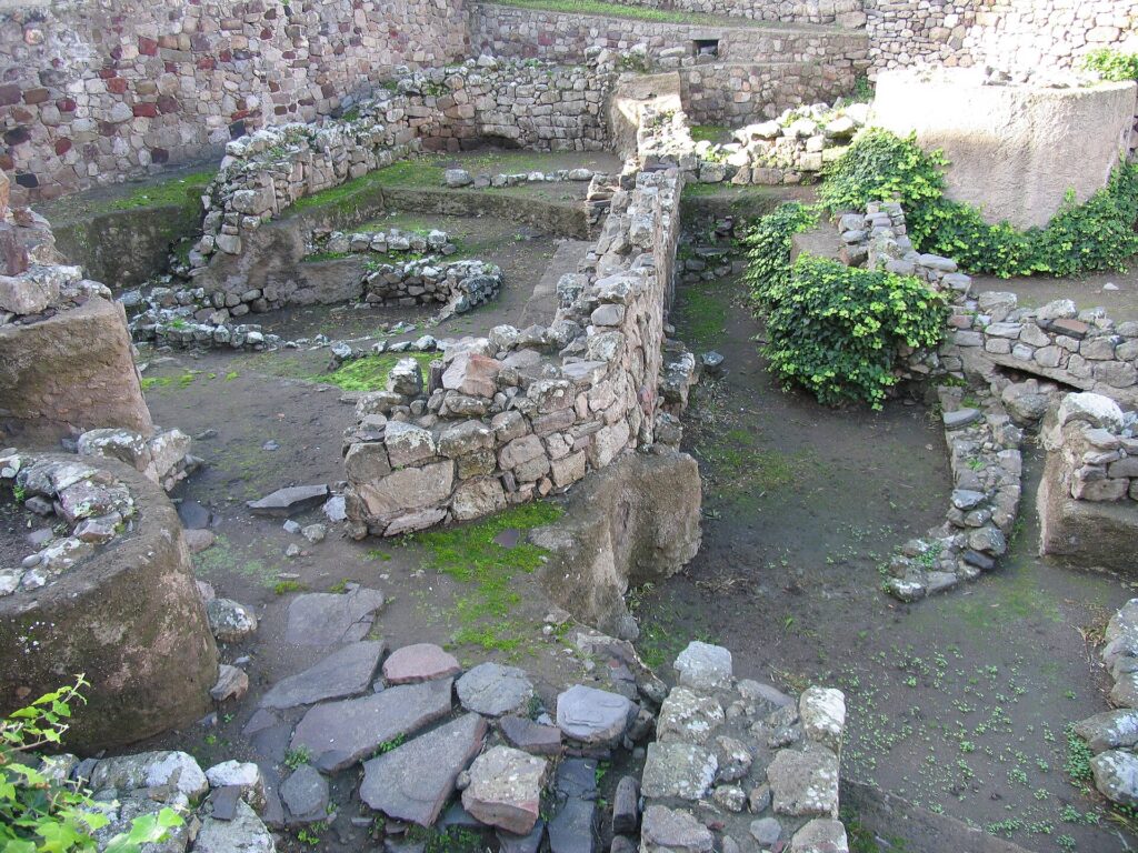 Museo Archeologico Eoliano: guida alla visita — Prehistoric village ruines on Lipari castle, Eolian islands, Sicily, Italy