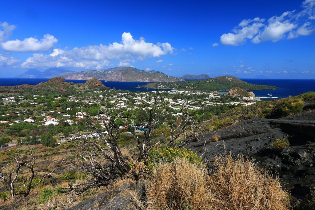 Il pane cunzato alle Eolie: ingredienti e tradizione — Vulcano island (Sicily, Italy) - View from the volcano slopes
