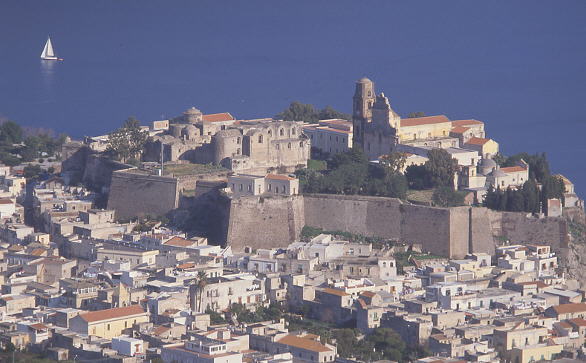 Tradizioni religiose e feste popolari di Lipari — Picture of the Castello in the town of Lipari, Aeolian islands, Italia.