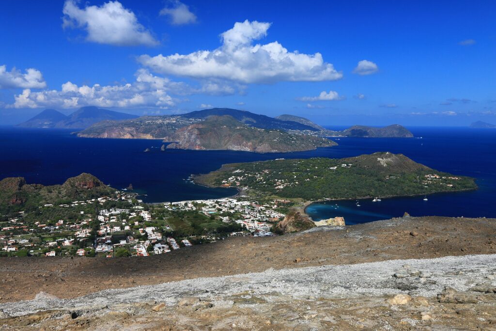 Lipari isola vulcanica: come si è formata — Vulcano island (Sicily, Italy) - View from the volcano slopes towards the Eolian islands
