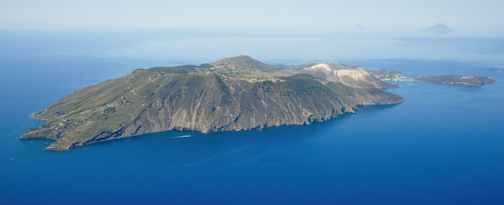 Ossidiana di Lipari: la pietra nera del vulcano — Aerial image of Vulcano (view from the east)