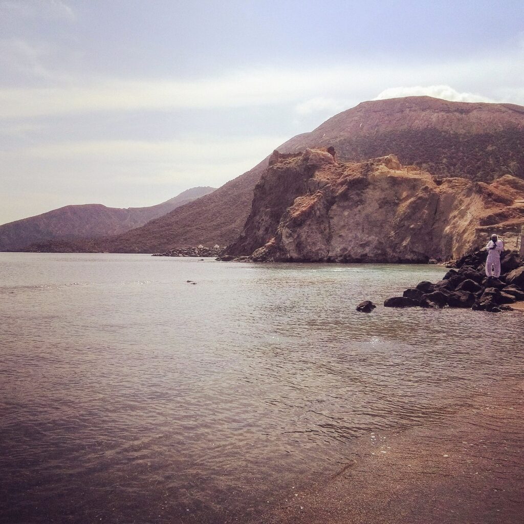 Canneto: guida al borgo sul mare — Beach of Vulcano, Aeolians Islands. close to the port