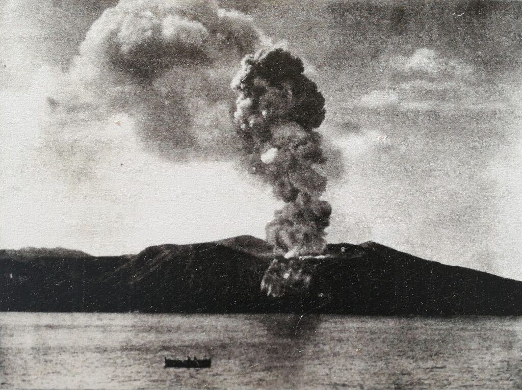 Come visitare Lipari rispettando l’ambiente — Vulcano crater (Sicilia - Italy) - photo taken by A Silvestri on August 20, 1888 at 8.30 AM