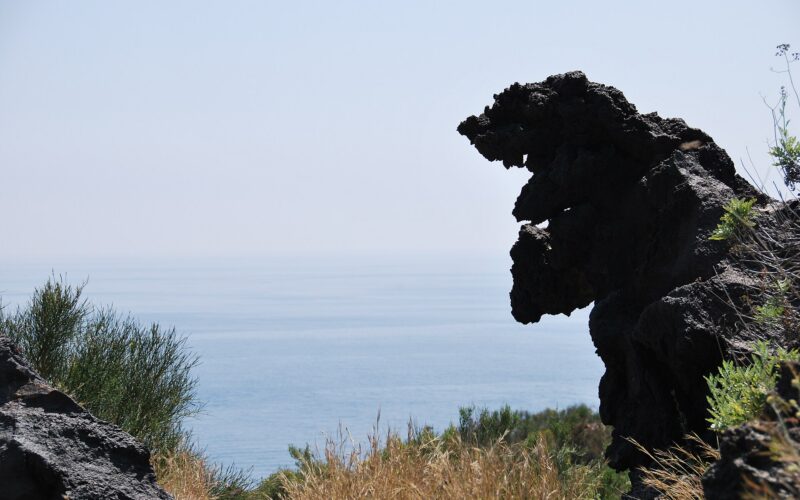 Quattropani: panorami e vita rurale — Vulcano - I mostri di lava