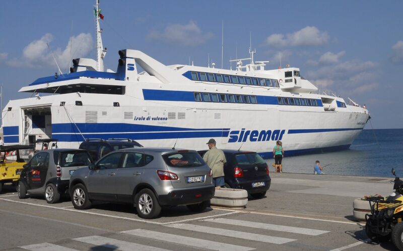 Le contrade di Lipari da scoprire con lentezza — Fast ferry Isola di Vulcano at Vulcano harbour, summer 2014
