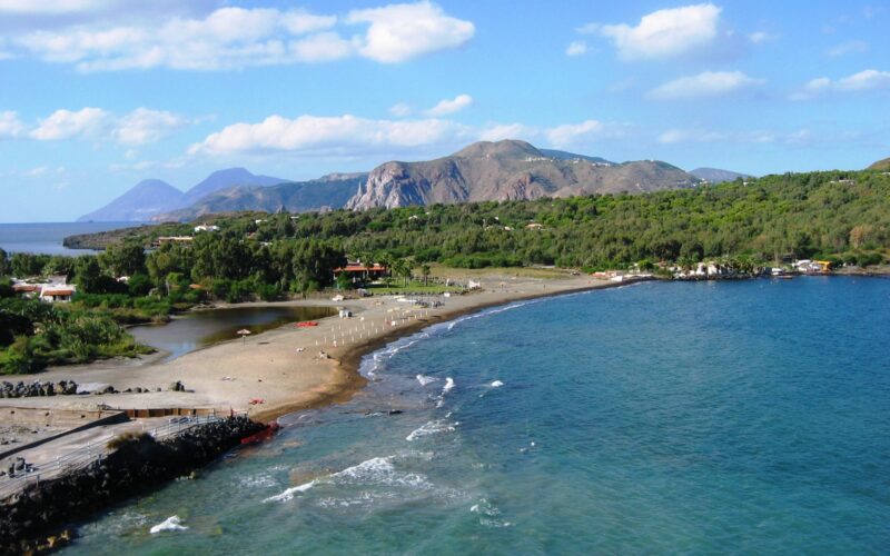 Lipari con bambini: attività per tutta la famiglia — Aquacalda and Porto of Ponente on Vulcano Island-Eolian Islands,Sicily