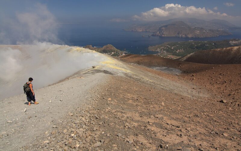 Lipari in coppia: esperienze e luoghi romantici — Sul cratere ... Nuvoli di zolfo emessi dal vulcano ...