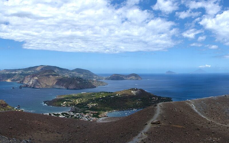 Un giorno lento a Lipari tra botteghe e passeggiate — View from Vulcano, Aeolian Islands, Sicily, Italy