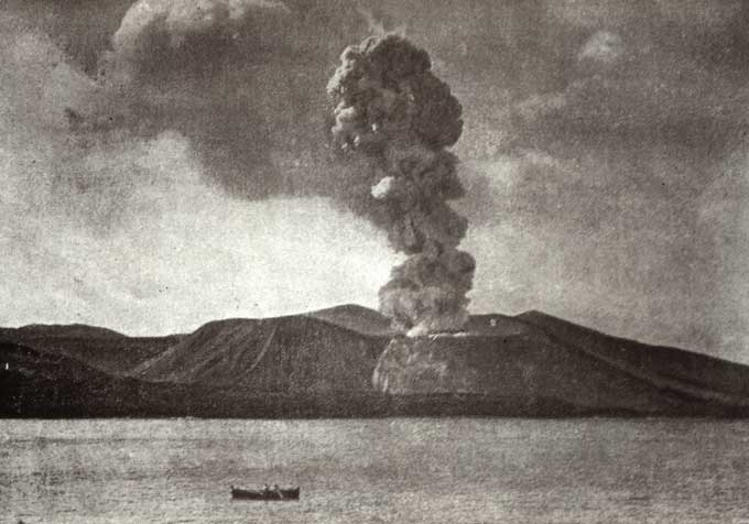 Filicudi da Lipari: viaggio nell’Eolia più selvaggia — Vulcano Eruption 1890 Grossformat Das Bild ist über 70 Jahre alt und daher Public Domain.
