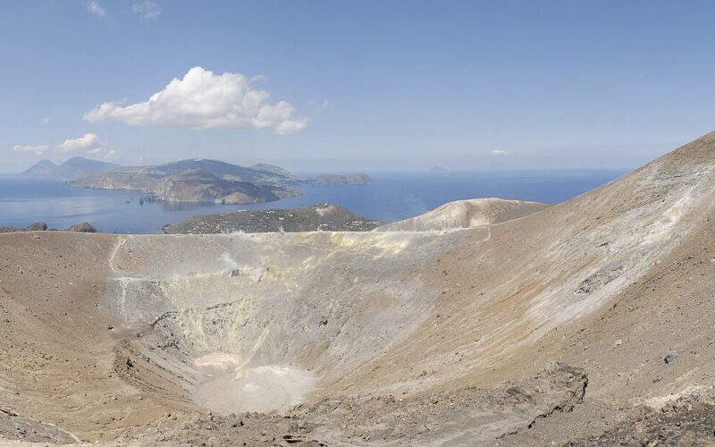 Vacanza sostenibile a Lipari: scelte concrete — Panoramic view from Vulcano Island