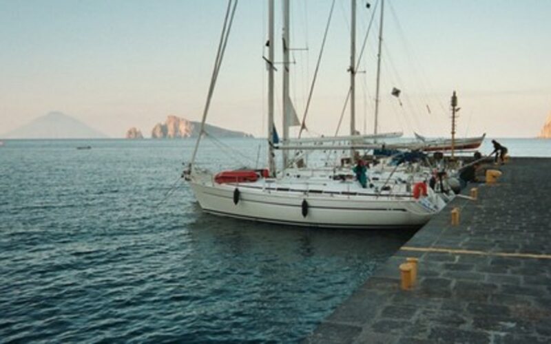 Come muoversi a Lipari senza auto — Vue du port de Panarea, îles Eoliennes, mai 2002. De gauche à droite: Stromboli, île Basoluzzo, île Dattilo. View from the port of Panarea,