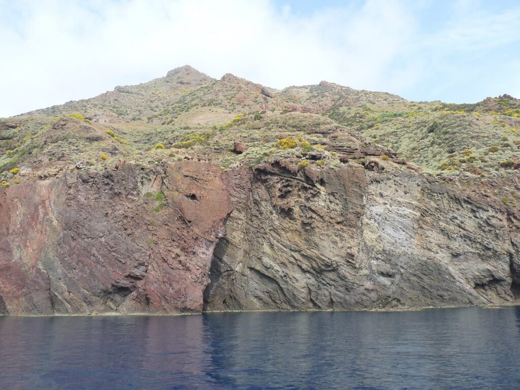Quanti giorni servono per visitare Lipari — Côte rocheuse à l'Ouest de l'île de Lipari (Sicile)