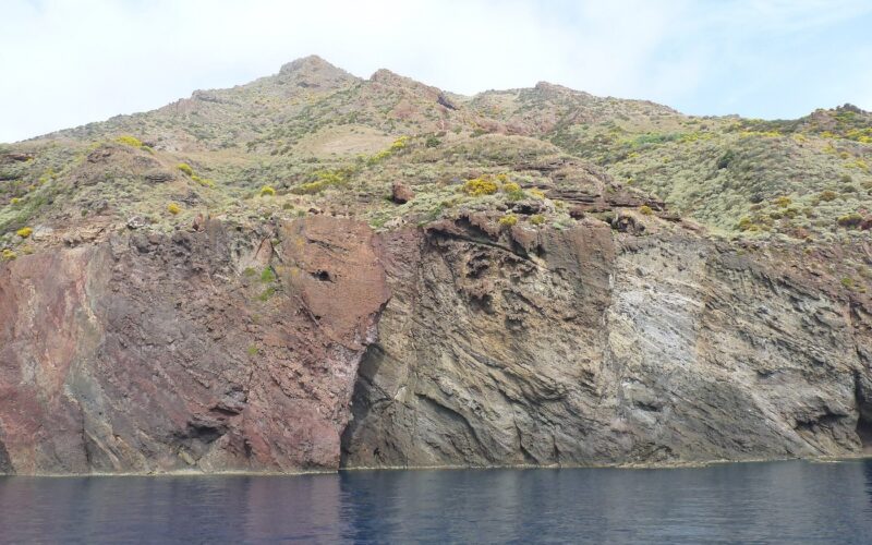 Quanti giorni servono per visitare Lipari — Côte rocheuse à l'Ouest de l'île de Lipari (Sicile)