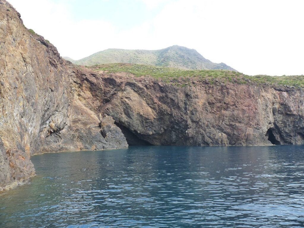 Lipari in primavera: come organizzare il viaggio — Côte rocheuse à l'Ouest de l'île de Lipari (Sicile)