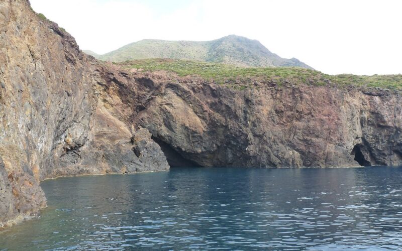Lipari in primavera: come organizzare il viaggio — Côte rocheuse à l'Ouest de l'île de Lipari (Sicile)