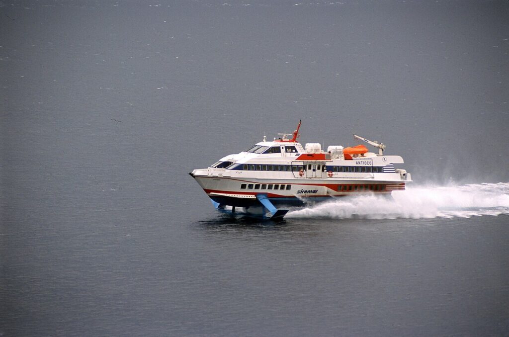Come arrivare a Lipari: la guida completa — Ein zum Aufnahmezeitpunkt praktisch neues Tragflächenschiff auf Fahrt nach Lipari, es wurde erst im Aufnahmejahr 2005 in Dienst gestellt.