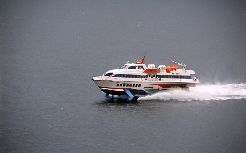 Come arrivare a Lipari: la guida completa — Ein zum Aufnahmezeitpunkt praktisch neues Tragflächenschiff auf Fahrt nach Lipari, es wurde erst im Aufnahmejahr 2005 in Dienst gestellt.