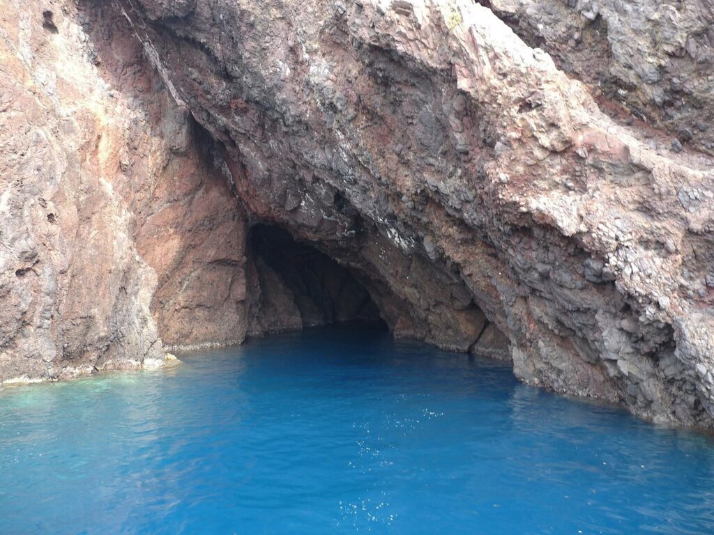Viaggiare a Lipari con i bambini — Côte rocheuse à l'Ouest de l'île de Lipari (Sicile)