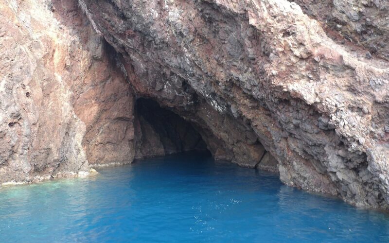 Viaggiare a Lipari con i bambini — Côte rocheuse à l'Ouest de l'île de Lipari (Sicile)