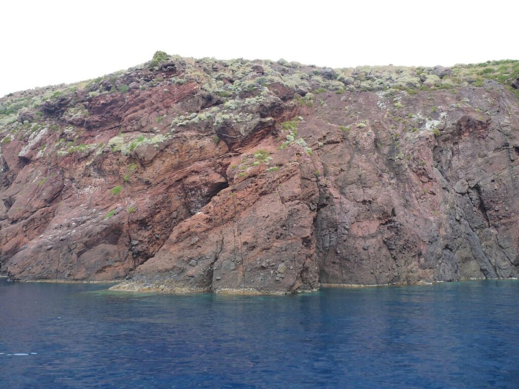 Cosa mettere in valigia per una vacanza a Lipari — Côte rocheuse à l'Ouest de l'île de Lipari (Sicile)