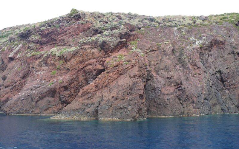 Cosa mettere in valigia per una vacanza a Lipari — Côte rocheuse à l'Ouest de l'île de Lipari (Sicile)