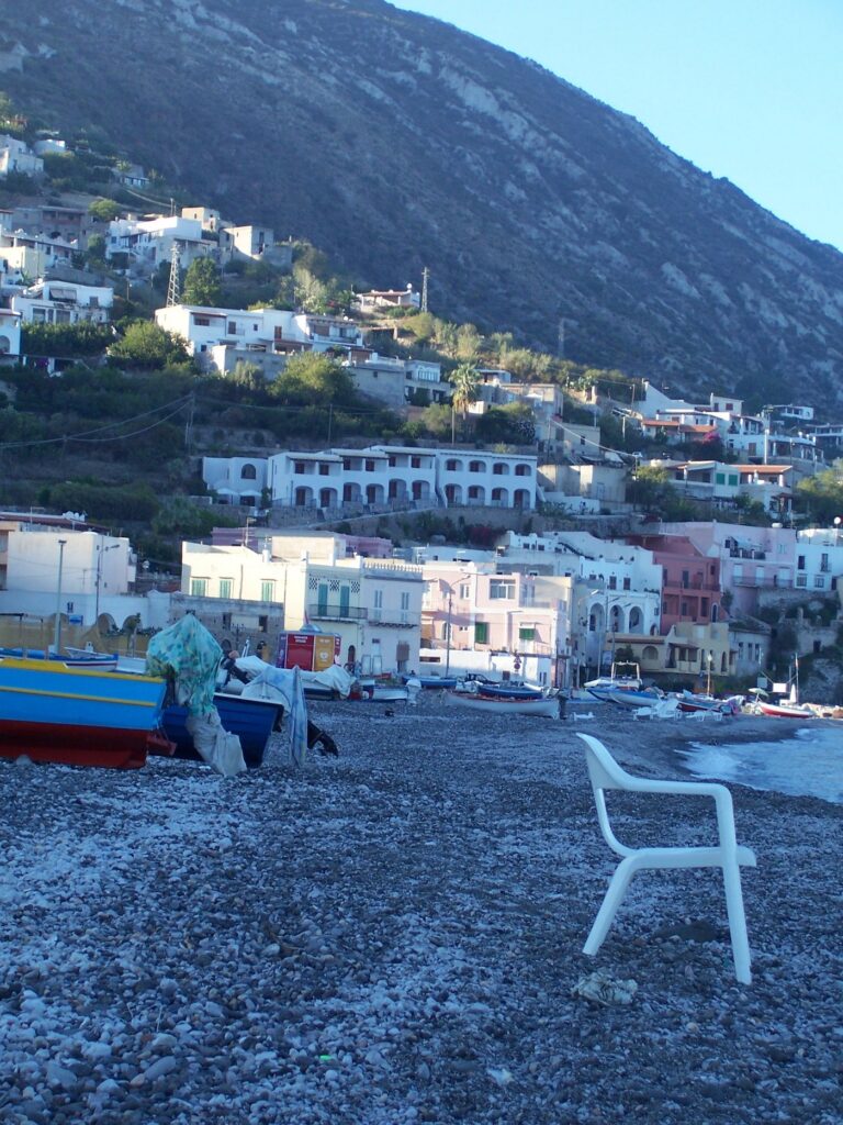 Canneto: spiaggia, servizi e atmosfera — Beach in October 2006 in Canneto on the island of Lipari