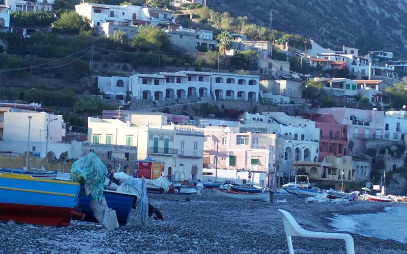 Canneto: spiaggia, servizi e atmosfera — Beach in October 2006 in Canneto on the island of Lipari