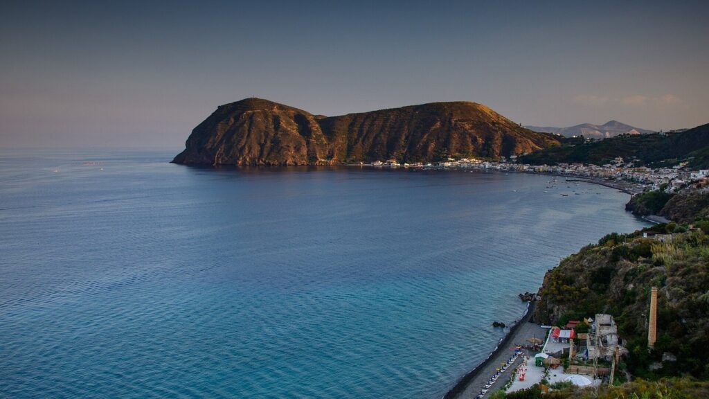 Tramonti sul mare a Lipari: punti panoramici e spiagge — The beach of Canneto, Lipari in the evening at twilight.