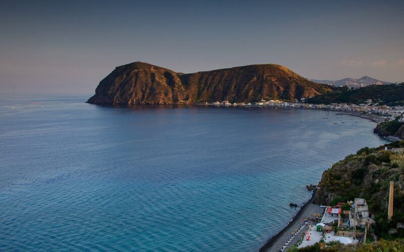 Tramonti sul mare a Lipari: punti panoramici e spiagge — The beach of Canneto, Lipari in the evening at twilight.