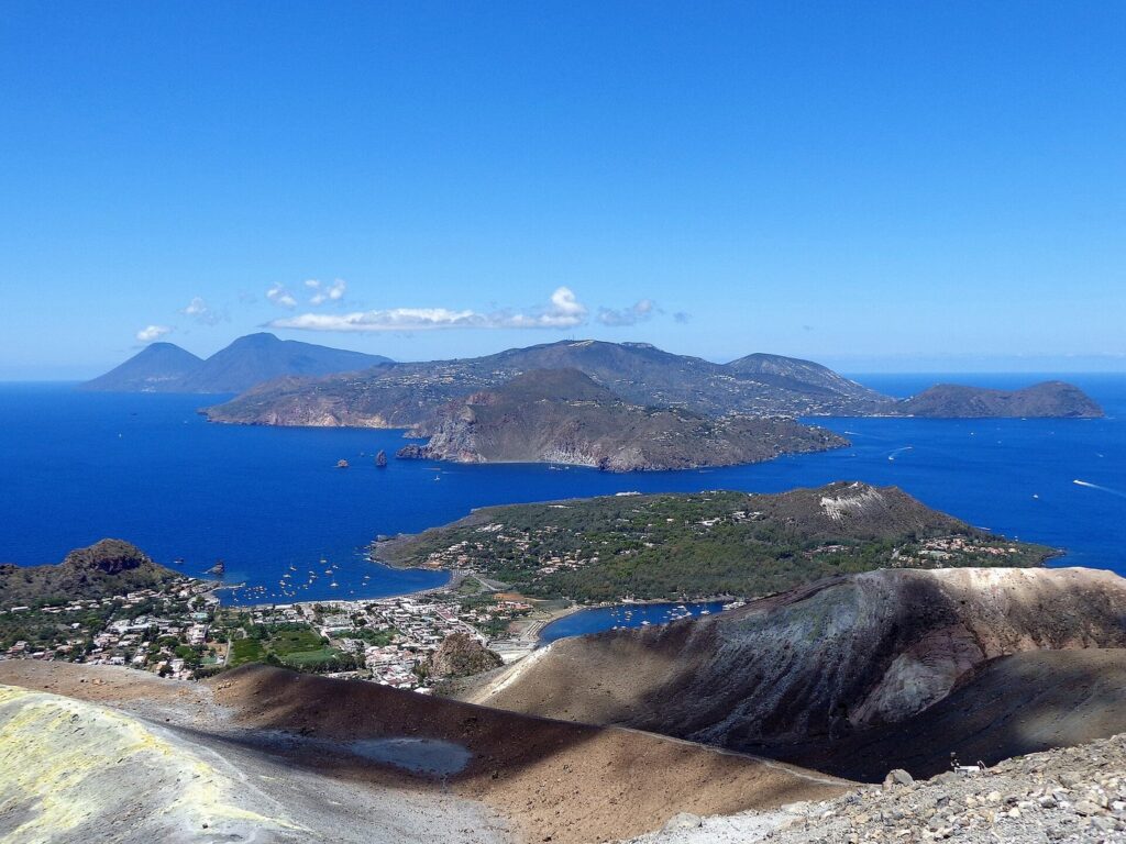 Una settimana a Lipari: cosa vedere con calma — Ascensione al Gran Cratere (386), Panorama. Sullo sfondo al centro l'isola di Lipari, Vulcanello, la spiaggia le Sabbie Nere a nord e Sabbie