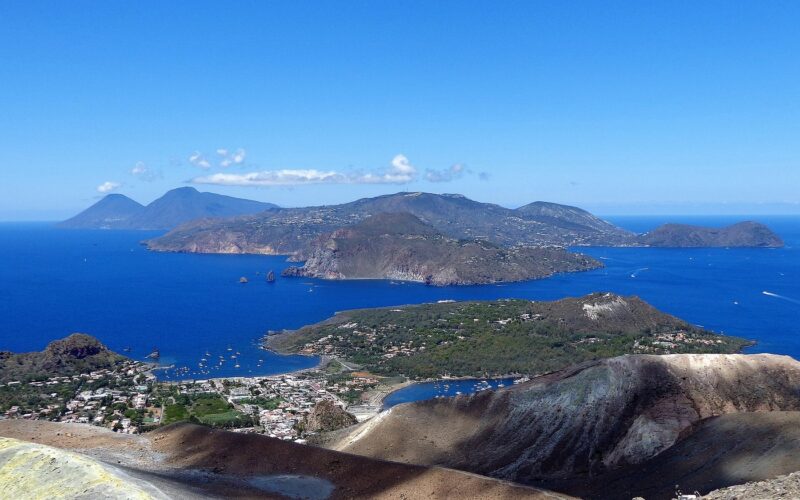 Una settimana a Lipari: cosa vedere con calma — Ascensione al Gran Cratere (386), Panorama. Sullo sfondo al centro l'isola di Lipari, Vulcanello, la spiaggia le Sabbie Nere a nord e Sabbie