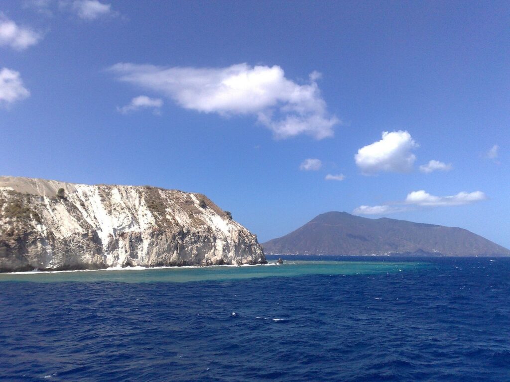 Lipari in un giorno: itinerario dal porto al castello — Lipari and Salina