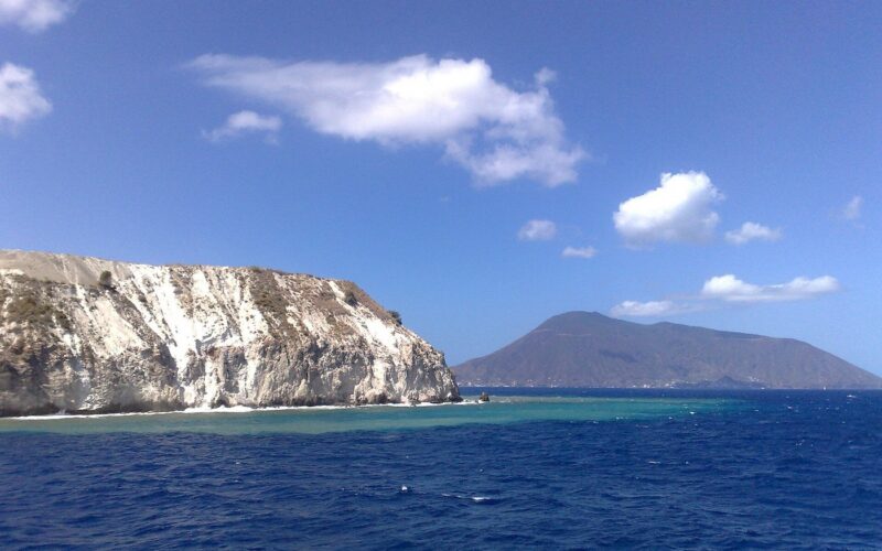 Lipari in un giorno: itinerario dal porto al castello — Lipari and Salina