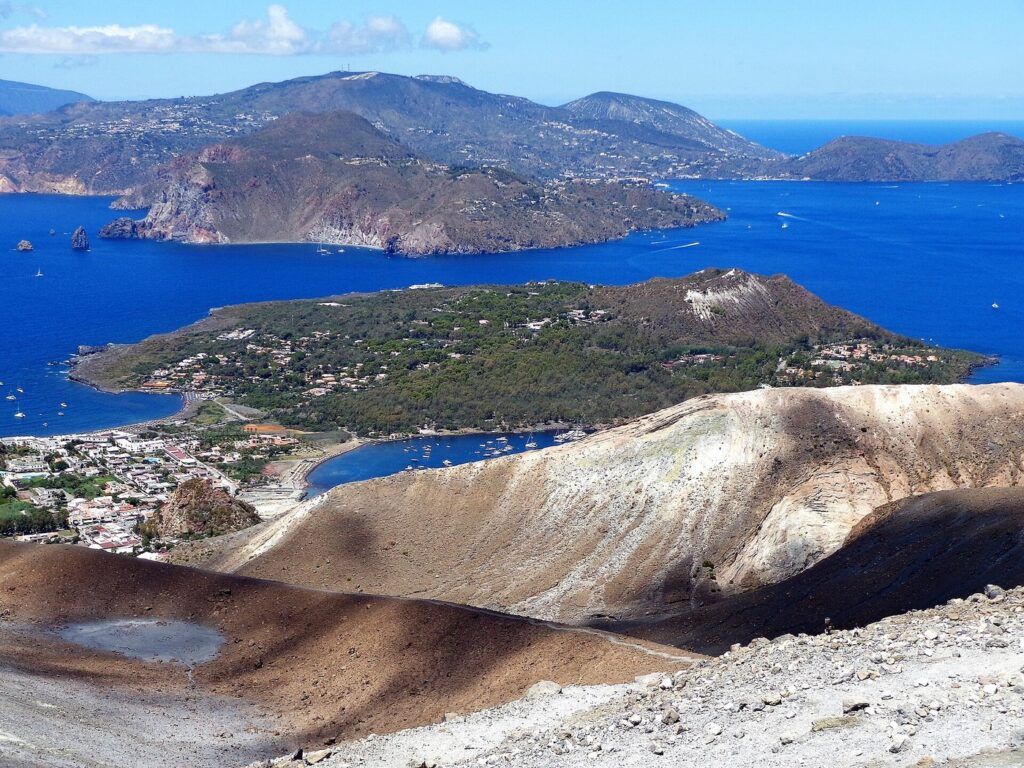 Tre giorni a Lipari: itinerario completo — Ascensione al Gran Cratere (386), Panorama. Sullo sfondo al centro l'isola di Lipari, Vulcanello, la spiaggia le Sabbie Nere a nord e Sabbie